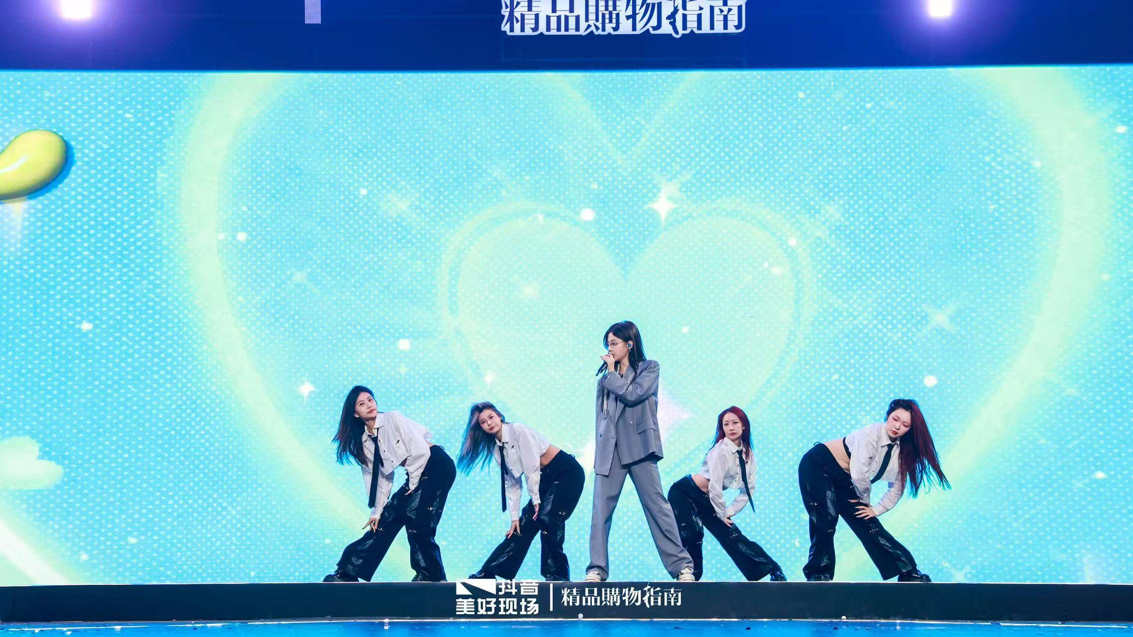 2025流光盛典” 定义秋冬温暖新潮流麻将胡了网址“Shining Night(图6) 2025流光盛典” 定义秋冬温暖新潮流麻将胡了网址“Shining Night(图6)